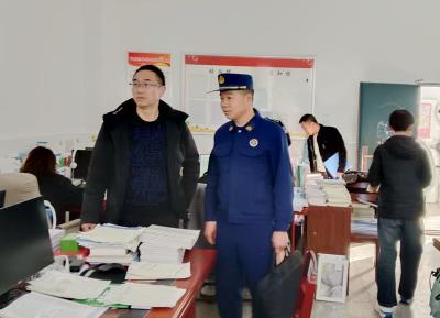 军店初中：多部门联合排查冬季校园火灾安全隐患