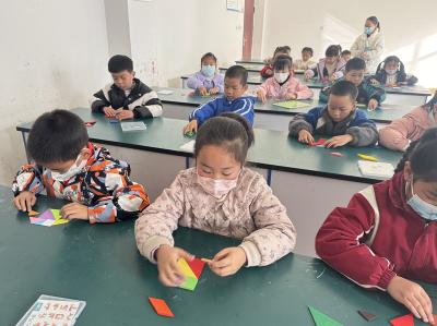 房县东城小学：巧手拼智慧 益智助成长