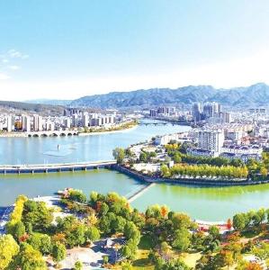 我县集中收看学习贯彻党的二十届四中全会精神中央宣讲团湖北报告会