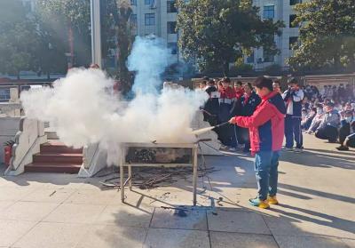 房县城关一中筑牢校园“防火墙” 防患未“燃”保平安