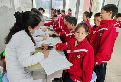 房县东城小学晓阳校区：医护入校送温暖健康体检护成长