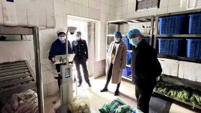 房县化龙学校：家长“变身”食堂监督员 舌尖安全“零距离”