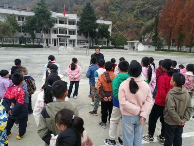 土城镇通省小学开展消防逃生应急演练活动