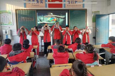 房县东城小学：指尖翻飞展智慧 魔方竞速显风采