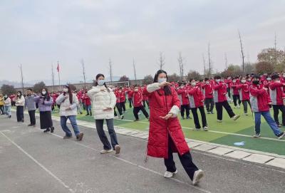 军店镇中心学校：师生共练太极拳助力全面发展