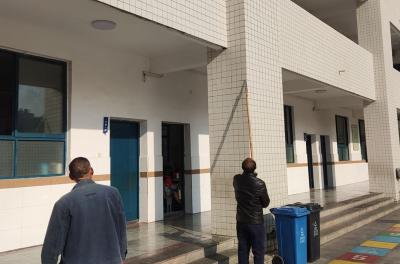房县东城小学：细致排查外墙隐患 坚实护航校园安全