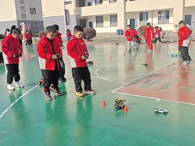 房县东城小学：指尖控赛车 童心赴科创