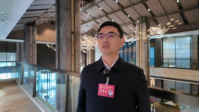 200余名县人大代表向大会报到