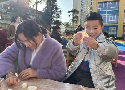 城关镇第二幼儿园：暖意满校园冬至包饺子