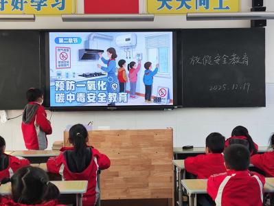 房县东城小学：一堂周末安全课 万家撑起“平安伞”