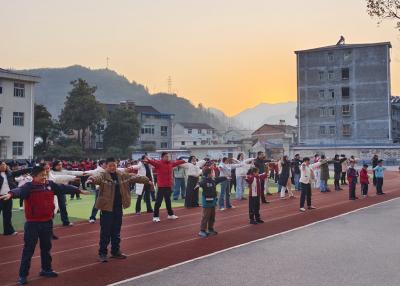 大木厂镇大木小学：师生学太极强身又健体