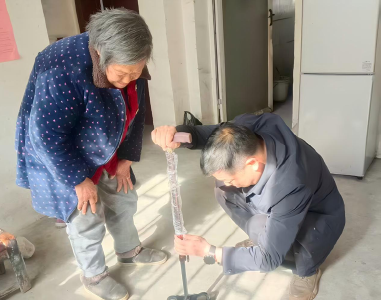 窑淮镇：暖心拐杖递温情 便民服务“零距离”