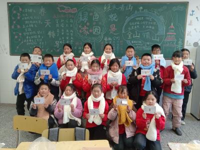 暖冬添暖意 爱心护童心  房县红十字会向偏远山区学生捐赠千条爱心围巾