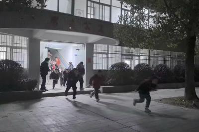 野人谷学校：开展消防应急疏散演练 筑牢夜间安全防线 