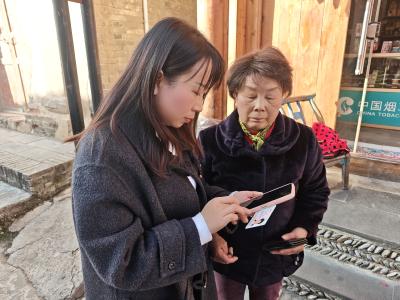 军店镇：走访路上办实事 代缴医保暖独居