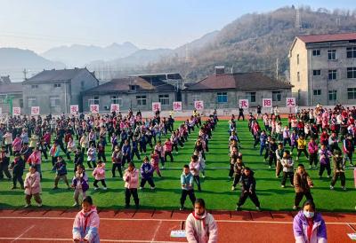 门古寺镇河兴小学：太极八段锦润心田 百草园里悟传承