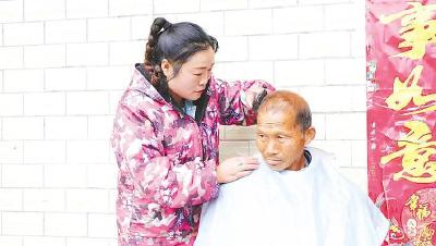 房县好媳妇戈光月： 十三年照料五个“爹”