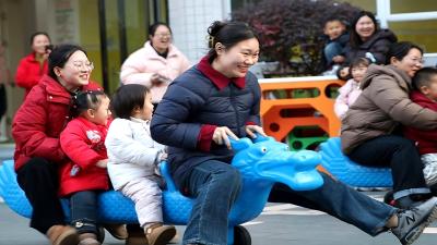 房县幼儿园：萌娃贺新年  成长乐无限