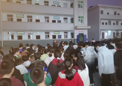 白鹤镇白鹤学校：开展夜间消防演练筑牢校园“防火墙”