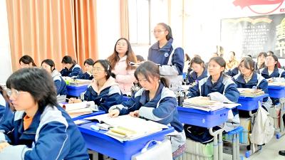 房县第一中学：名师送教促成长 研修赋能共前行