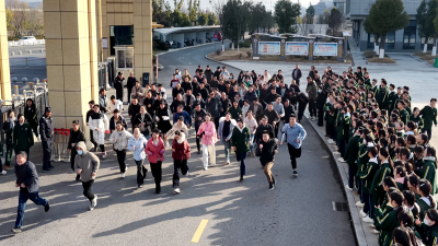 房县第一中学：举办教职工环校微型马拉松比赛