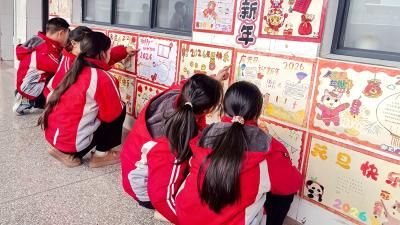 房县军店小学：童心绘新岁 墨香满校园