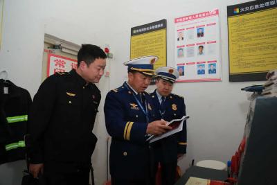 房县消防救援大队联合多部门开展节前消防安全夜查行动