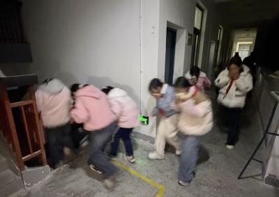门古寺镇河兴小学：开展夜间宿舍消防应急演练
