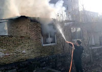 居民家中着火 多方参与救援