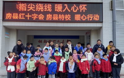 2300余条围巾抵达房县多个偏远小学