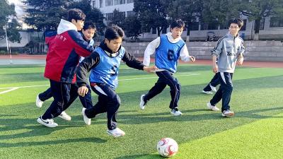 房县七河中学：绿茵逐梦 燃动校园