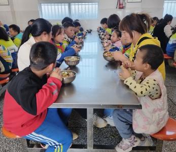 房县：期末“食”刻，端出“智慧餐”提交“安心卷”
