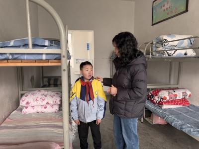 风雪护学路 温情暖校园——青峰小学积极应对冰雪天气全力保障师生安全与温暖