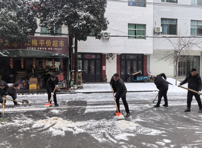 尹吉甫镇：以雪为令践初心 除冰扫雪暖民心