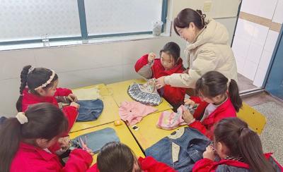 房县东城小学：巧手缝制环保袋 绿色理念润童心