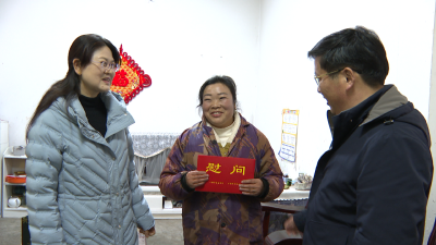 市委宣传部副部长吴芳来房慰问“湖北好人”戈光月