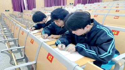 房县职业技术学校：笔墨润校园 书写展风采