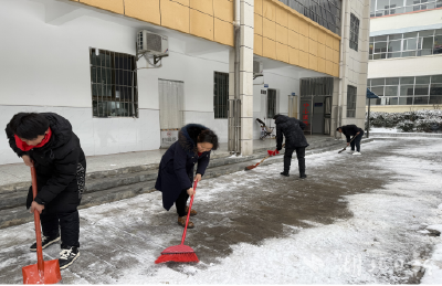 万峪河乡中心小学：浴“雪”奋战护平安 温情守护暖校园