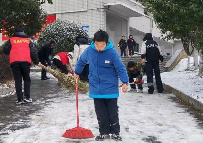 门古寺镇河兴小学：师生扫雪护平安 雪满校园情更暖