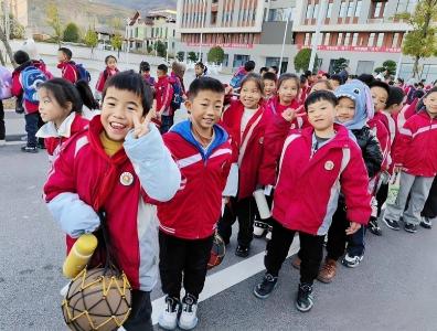 房县东城小学晓阳校区：给书包“放个假” 为成长“加道菜”