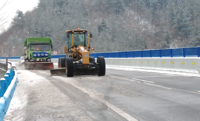 十房高速连夜除冰保畅通