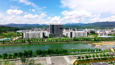 县招商中心深入学习贯彻县“两会”精神