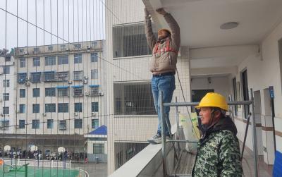 房县东城小学：安装隐形防护网 筑牢师生安全防线