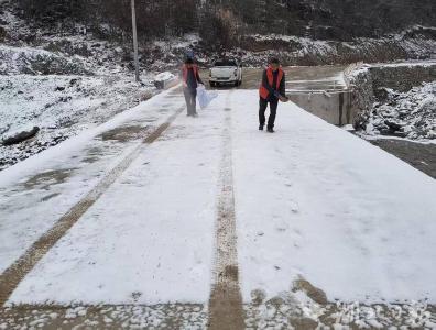 房县白鹤镇：冰雪无情人有情 干群齐心保畅通