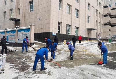 房县人民医院：全员上阵清扫积雪保障出行安全