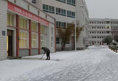 军店初中：大寒冰雪冷 关爱暖心田