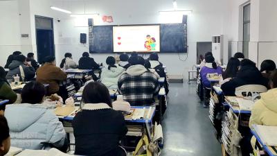 房县职业技术学校：“感恩有你”主题班会 浸润心灵育美德