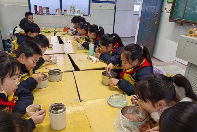 房县东城小学：腊八粥香润童心 劳动课里传文化