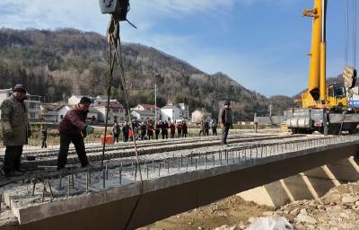 窑淮镇三岔村“民心桥”合龙