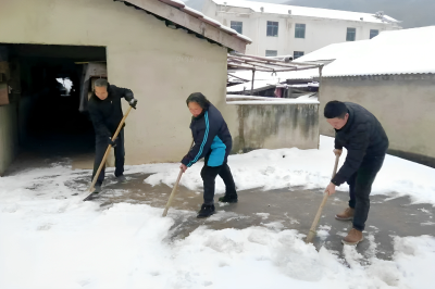 以雪为令显担当 清雪除冰暖民心——县人社局驻堤坪村工作队积极行动保障村民雪后出行